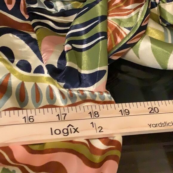 Truth Women’s large balloon puff sleeve hook/ loop closure tie front cropped top - Picture 8 of 16